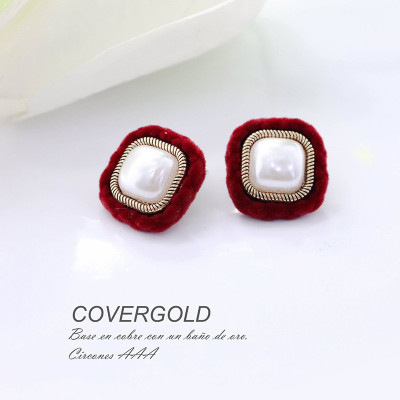 Aretes en gamuza con base en covergold