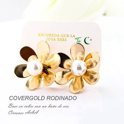 Aretes en forma de flor en covergold con baño en Rodio