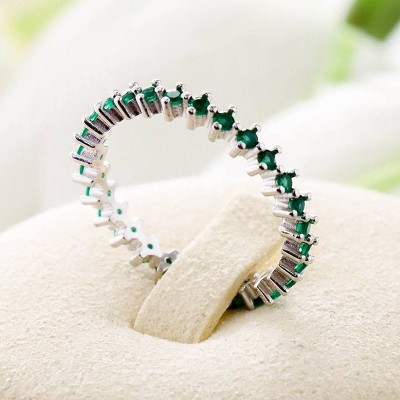 Anillo de piedras verdes en plata ley 925