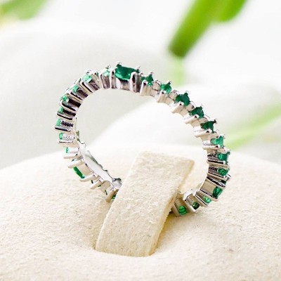 Anillo de piedras verdes en plata ley 925