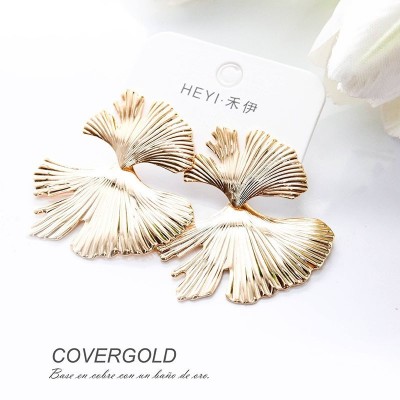Aretes de hojas en covergold
