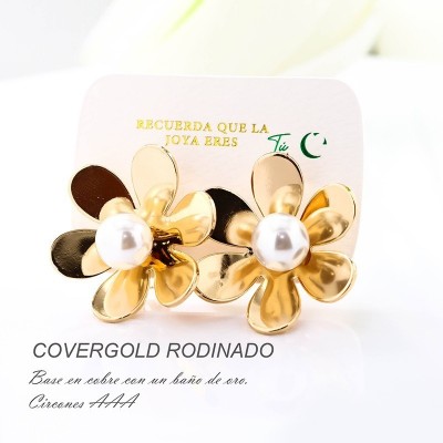 Aretes en forma de flor en covergold con baño en Rodio