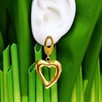 Aretes en forma de corazón en acero
