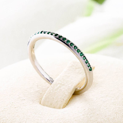 Anillo de piedras verdes en plata ley 925